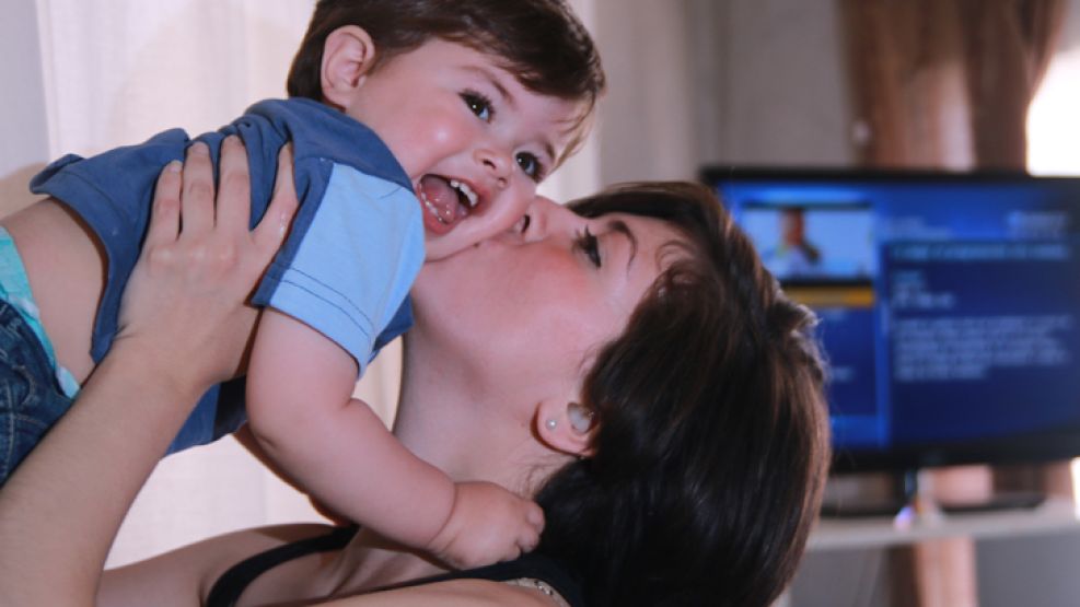 Alegria. Tatiana festeja el Día de la Madre junto a su hijo de un año tras el implante coclear.