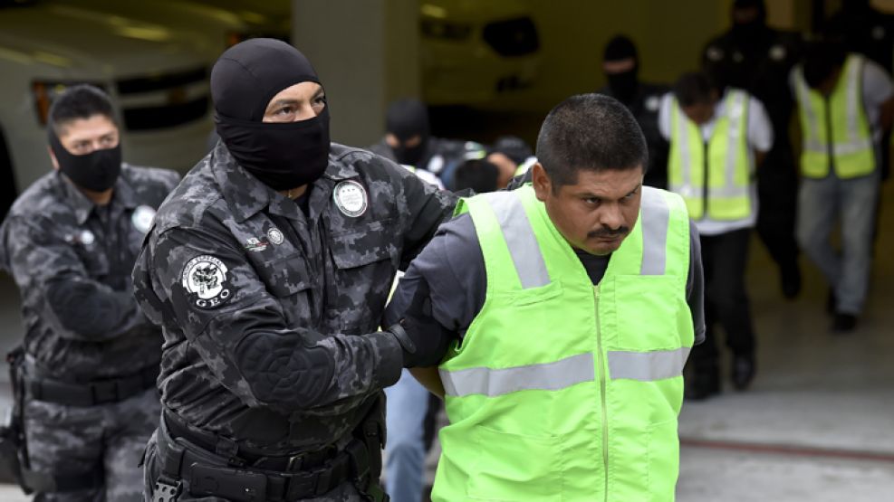Policias municipales. Acusados de haber ejecutado a los jóvenes, hay más de 36 detenidos, de las ciudades de Iguala y Cocula. Todos estaban al servicio del narcotráfico, que pagaba sus salarios. 