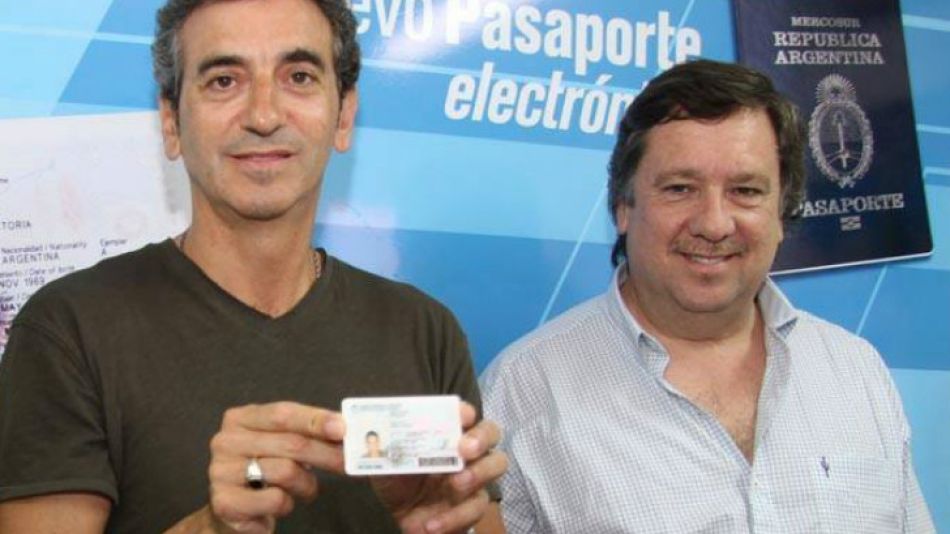 El ministro del Interior y Transporte con José Rodríguez Erneta y el nuevo DNI, otro de los éxitos de la "gestión Randazzo".