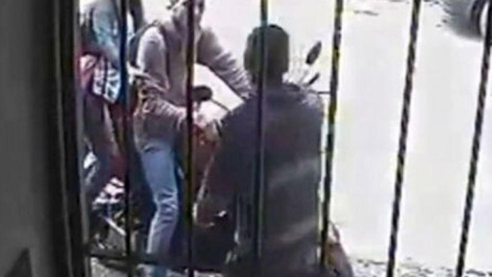 El delincuente quedó filmado cuando intentó robar una moto.