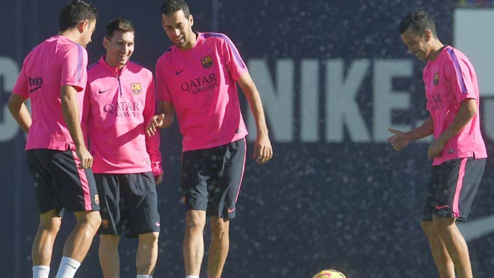 Leo y sus amigos. Messi, en una escena distendida con Xavi y Busquets durante el entrenamiento, antes de viajar a Madrid.