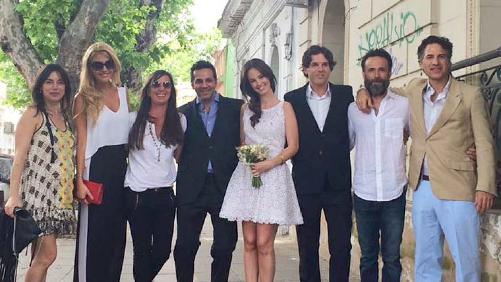Felicidad. Los novios junto a su amiga Barbie Simons y otros, en la puerta del Registro Civil.