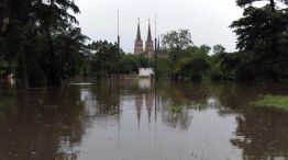 Si el agua del río Luján sigue avanzando, hoy puede alcanzar la Basílica.