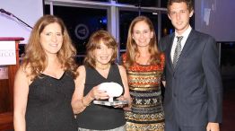 Familia. La periodista con el premio, sus hijas Alejandra y Paula, y su nieto Santiago Tezanos Pinto.