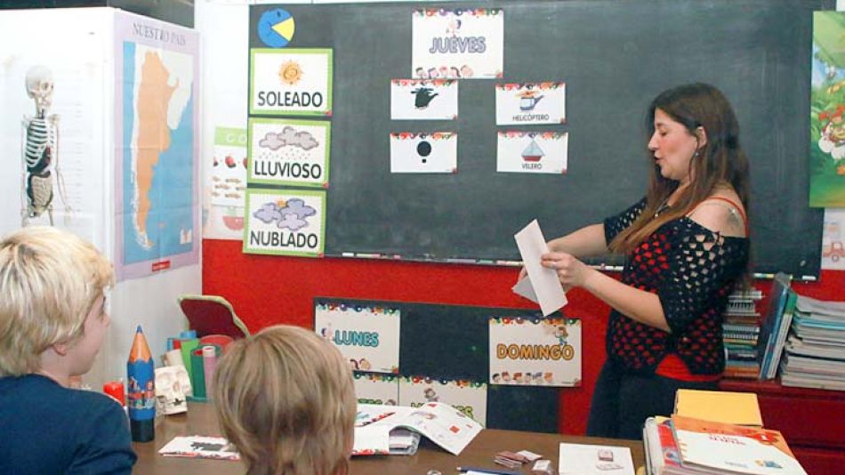 A clase en casa. Bustamante transformó un espacio de su hogar en un aula, con pizarrones, libros y cuadernos. Allí enseña a sus hijos Gerónimo (12) y Joaquín (6).