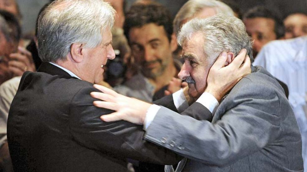 El abrazo partido. Una postal de la campaña de 2009, que consagró presidente a Mujica. Esta vez no se mostraron juntos.