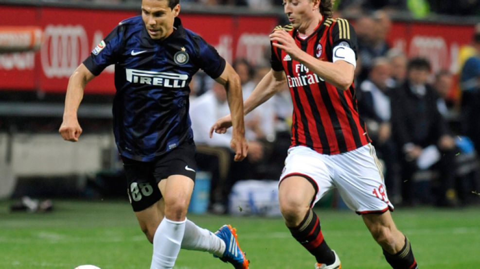 ¿QUIENES SON? Hernanes lleva la pelota para el Inter, Montolivo lo corre con la cinta de capitán del Milan. Importantes en sus equipos, poco conocidos fuera.