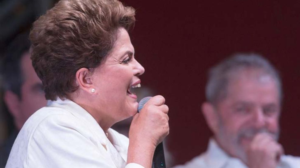 Sombra. Lula, siempre muy cerca de su sucesora política.