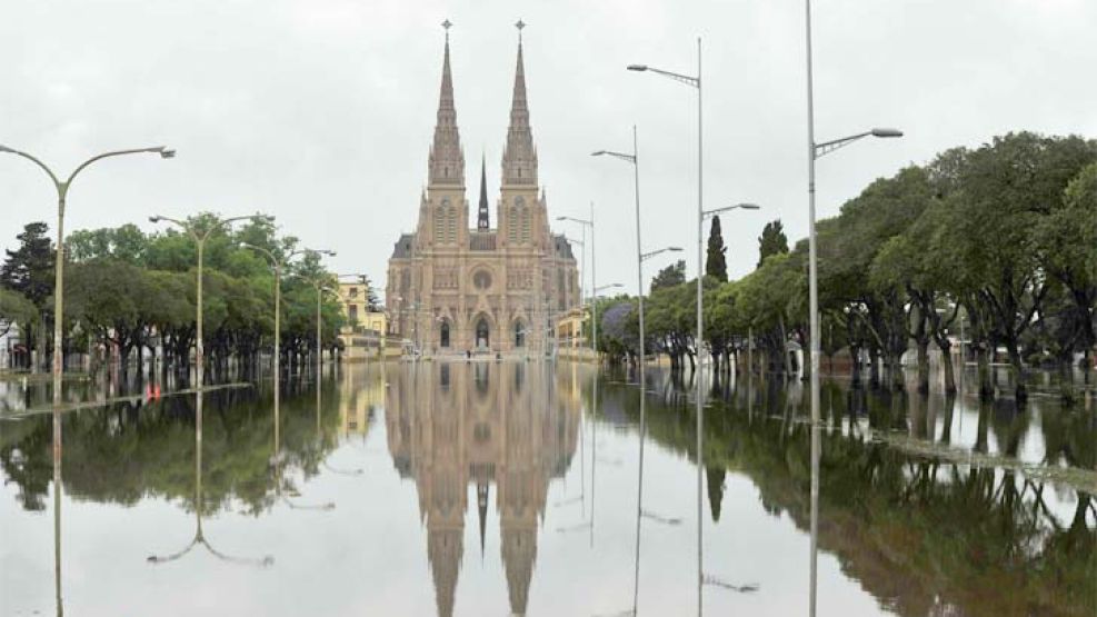 Sumergidos. Ayer el nivel del río retrocedió más de 50 centímetros. En Luján hay 340 evacuados.