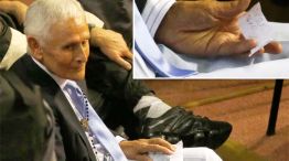 Secuencia. Luciendo un rosario, el ex jefe de investigaciones de la Bonaerense durante la dictadura exhibe el “papelito”, mientras escucha la lectura de la sentencia que lo condenó a cadena perpetua. 