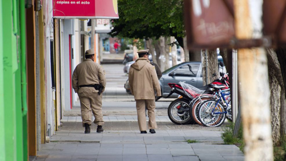 caleta olivia. Efectivos de Prefectura y también de Gendarmería patrullan las calles santacruceñas.