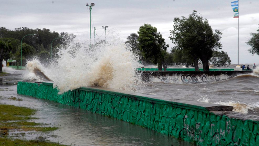 Costanera norte. El Río de la Plata llegó a un nivel de 3,30 metros y estuvo cerca de desbordar. 