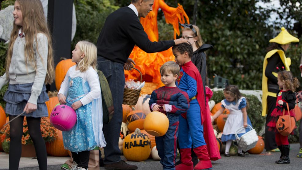 Halloween. El presidente y su familia repartieron dulces a niños invitados a la Casa Blanca.
