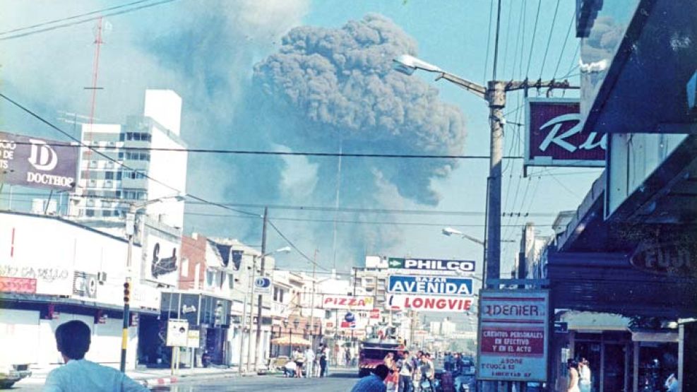 Horror. El centro de la ciudad tras la tercera detonación, que levantó un hongo de humo negro que los vecinos calificaron de cinematográfico. Y las esquirlas y restos de municiones que cayeron sobre l