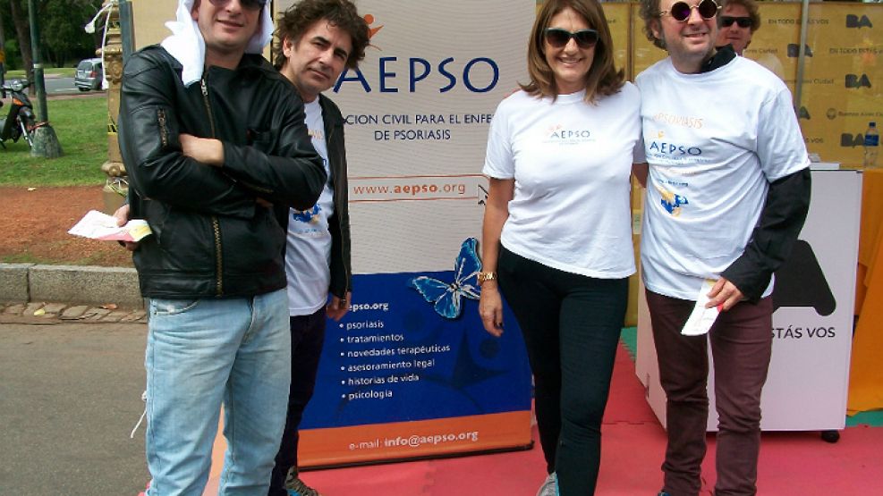 Silvia Fernández Barrio, fundadora de la Aepso, junto a Los Tipitos