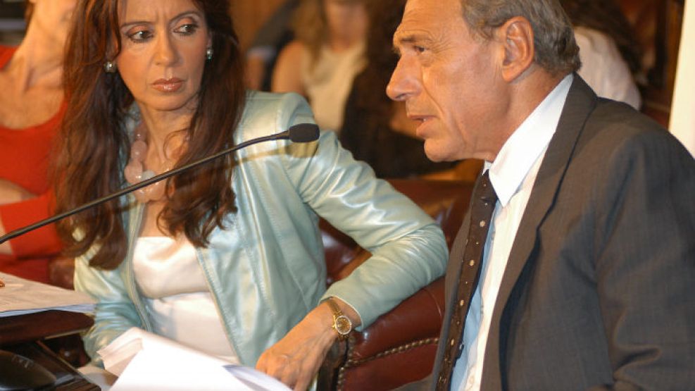 La presidenta Cristina Fernández de Kirchner en su época de senadora junto a Eugenio Zaffaroni.
