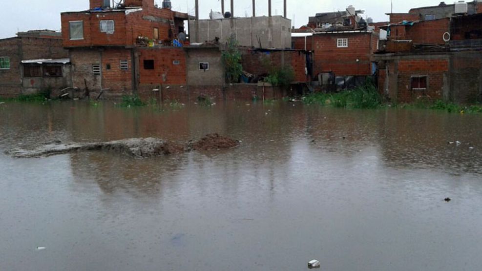 En al menos tres villas de Buenos Aires, los vecinos denuncian un “abandono absoluto de parte del gobierno”.