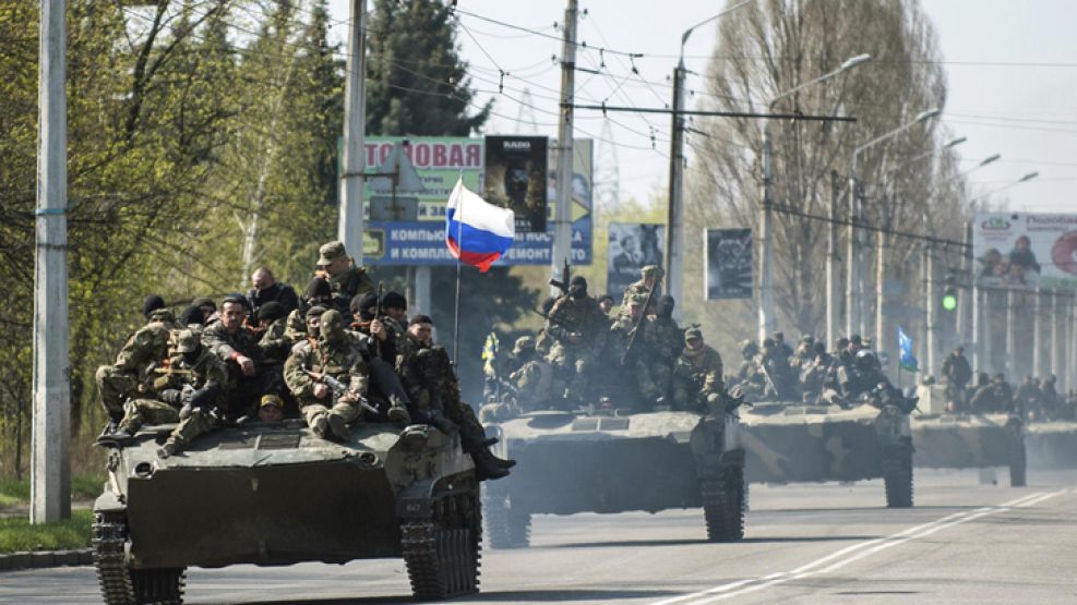 Amenaza. Columnas rusas circulan libremente por las regiones ucranianas que controlan los separatistas, en el este del país. 