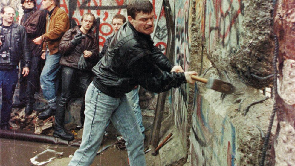 ADIOS A una epoca. Conocido como “el muro de la vergüenza”, “Muro de Protección Antifascista” y “Muro de Berlín”, separó desde agosto de 1961 hasta noviembre de 1989 las fronteras interalemanas. Los c