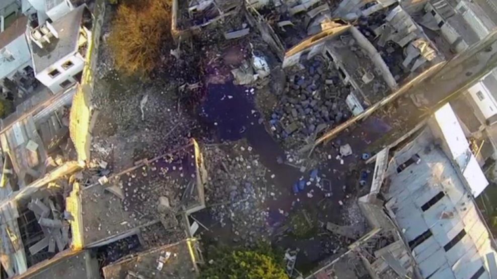 Crater. La explosión “borró” del lugar el techo de la empresa Químicos Raponi y provocó serios daños en viviendas aledañas. Abajo, el frente de la fábrica antes del episodio del jueves por la noche.