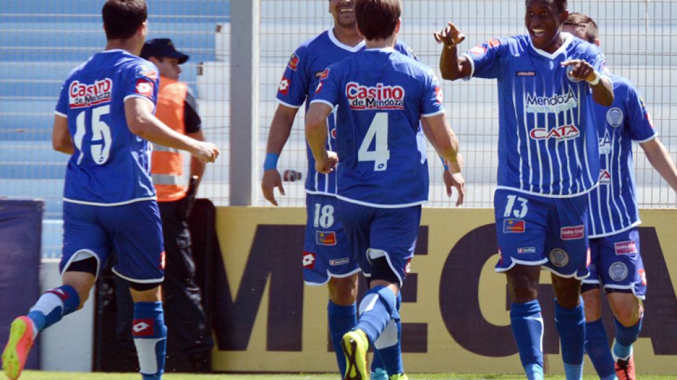 Goles importados. El ecuatoriano Ayoví (13) celebra uno de sus dos goles de ayer. Lleva siete.