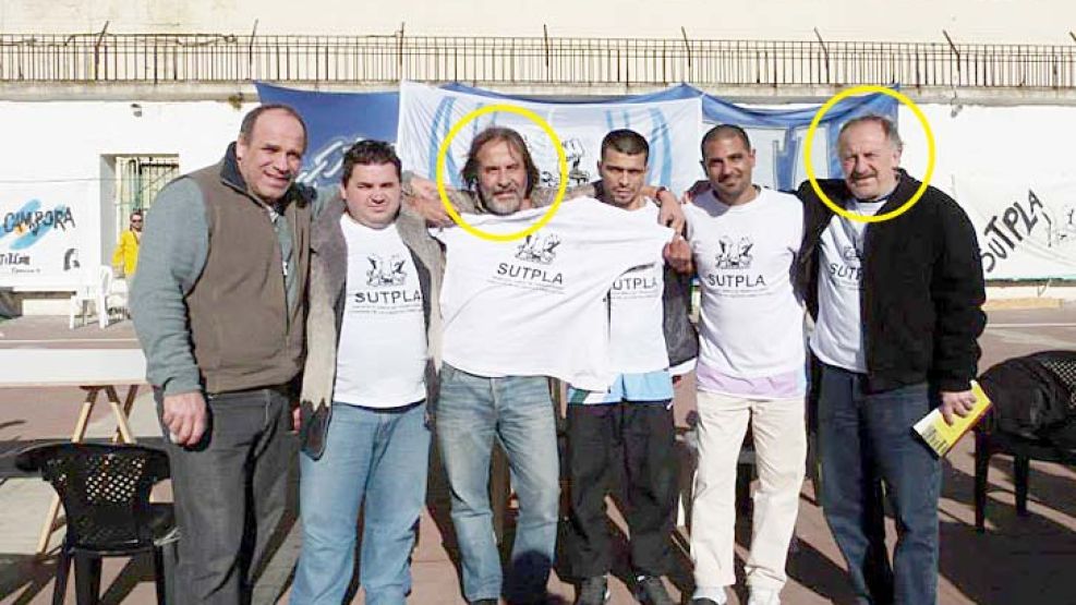 Unidos. Hugo Yasky (der.), secretario general de la CTA, y Gustavo Rollandi (izq.), secretario de organización, en el penal de Devoto junto a presos de Sutpla. La foto es de agosto de 2013.