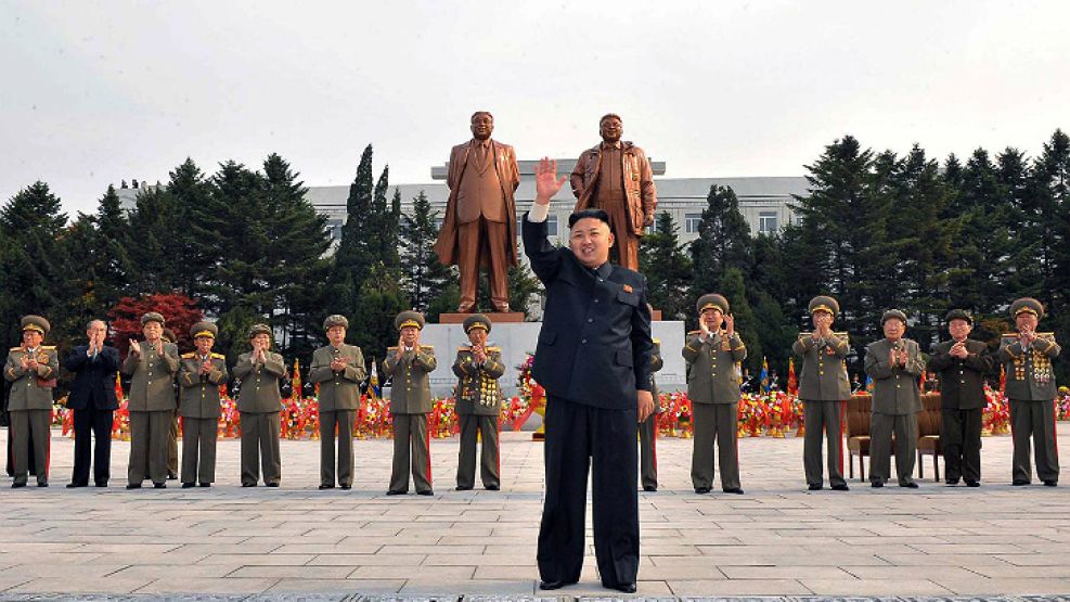 Kim Jong-un saluda delante de sus ancestros. Uno de ellos, Kim Jong-un, su padre.