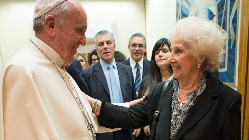 Carlotto, otrora crítica de Bergoglio, abrazó y elogió al Papa Francisco en una nueva visita.