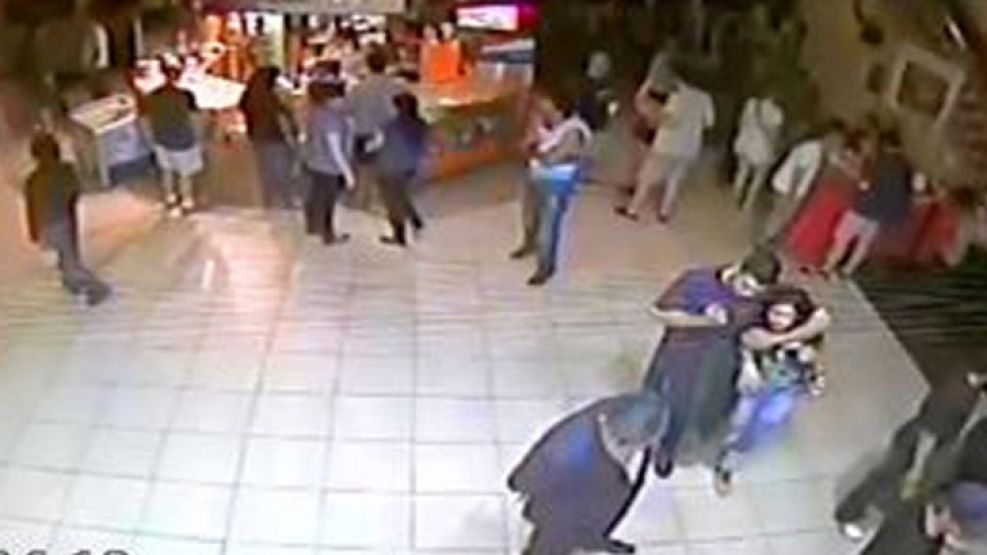 La cámaras de seguridad captaron el momento en que una de las parejas salía del recinto con la mochila.