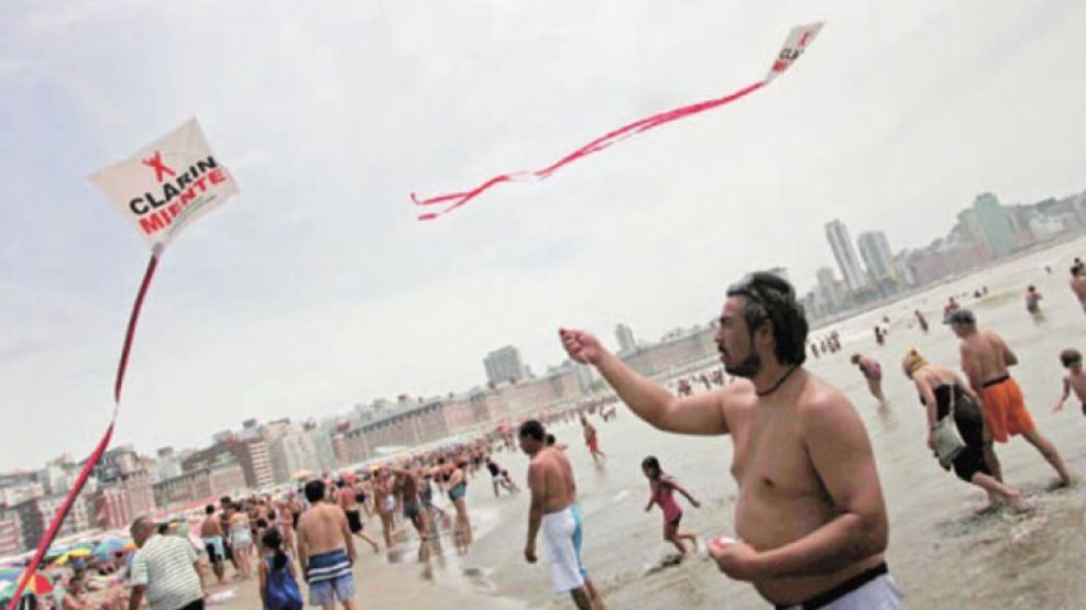 Durante el verano, hubo barriletes de "Clarín Miente".