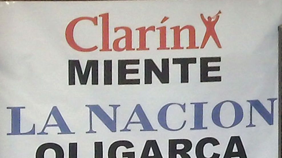 El cotillón anti Clarín incluyó mensajes contra La Nación.