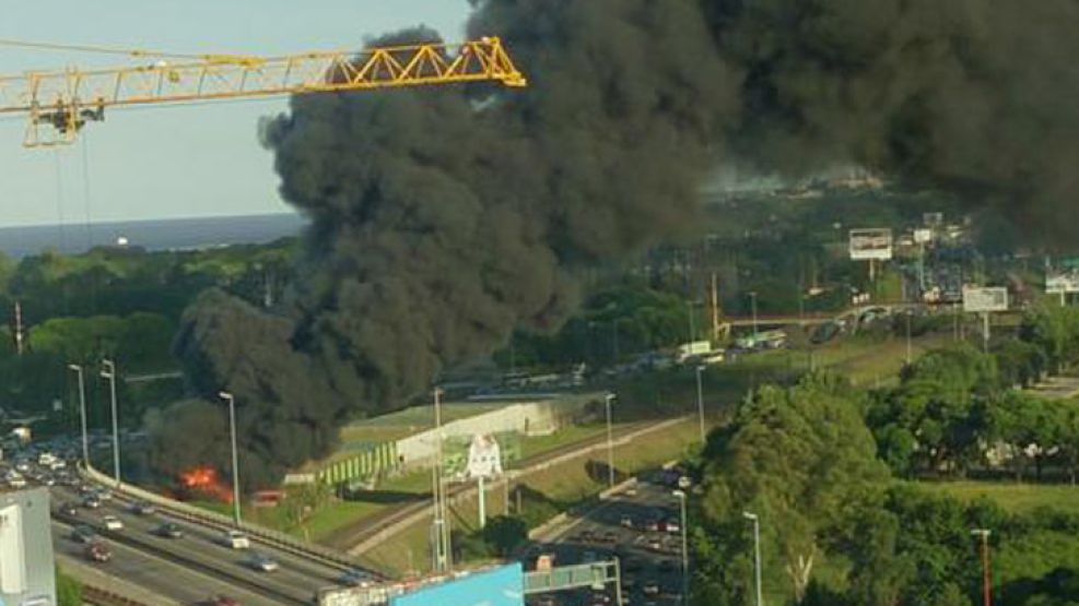 El humo puede verse desde diferentes puntos del la Ciudad de Buenos Aires