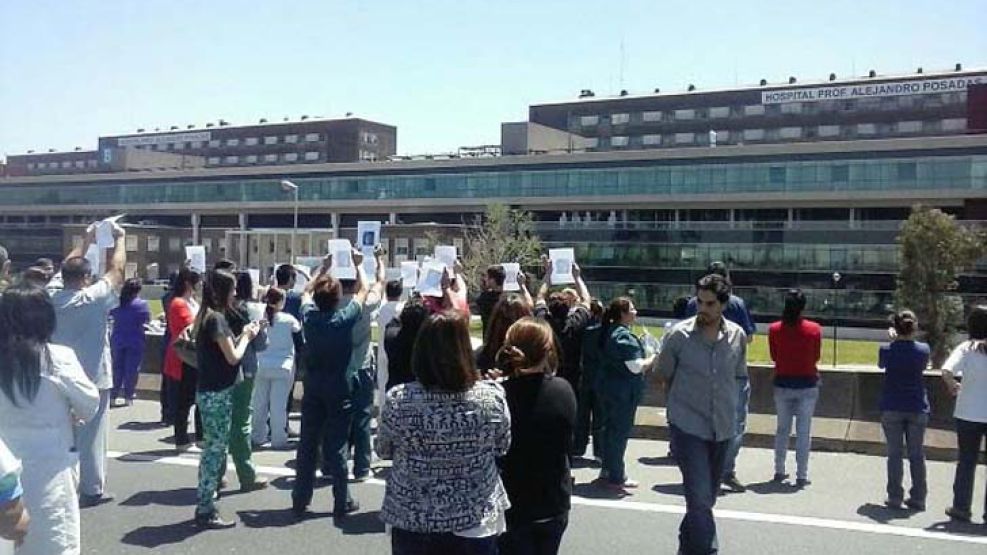 Paro y corte de trabajadores del Hospital Posadas tras la muerte de un compañero y un paciente.