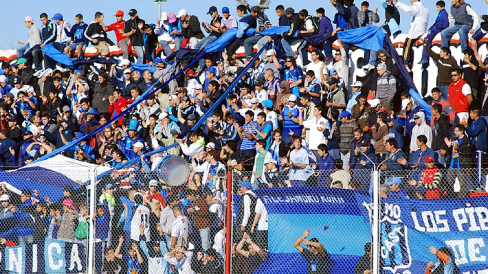 Identificados. Los hinchas pacíficos saben quiénes son los violentos: los llaman “los de la isla”. Con Dock Sud protagonizan “el otro clásico de Avellaneda”. El lunes, gente del Docke les mató a dos b