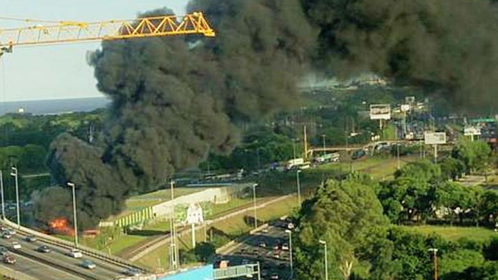 Humo. Una densa nube afectó la visibilidad en Av. General Paz.