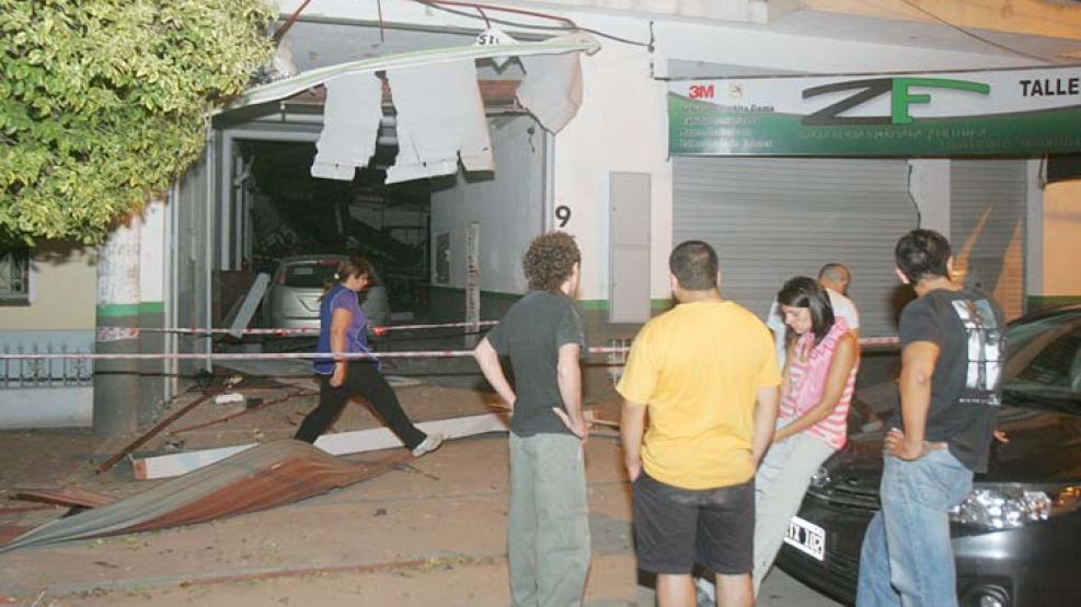 Taller de chapa y pintura. Entre los autos de alta gama, la maquinaria y la infraestructura, calculan que las pérdidas alcanzan los $ 5 millones.