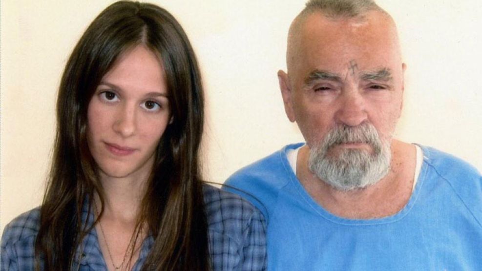 Manson y su novia, 54 años menor.