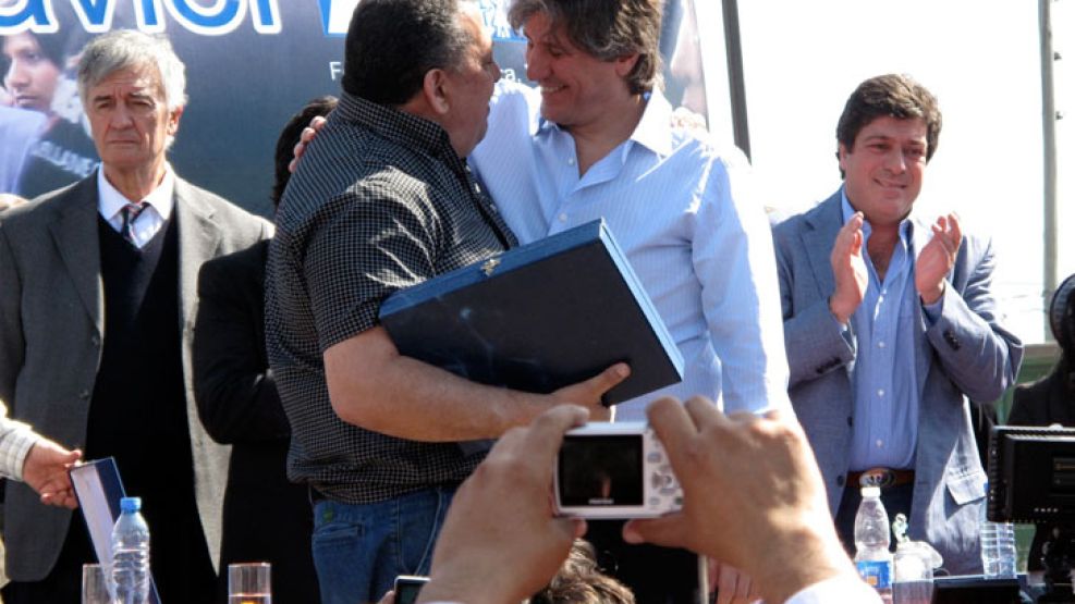 Luis D'Elía, el único que se animó a saludar a Amado Boudou.