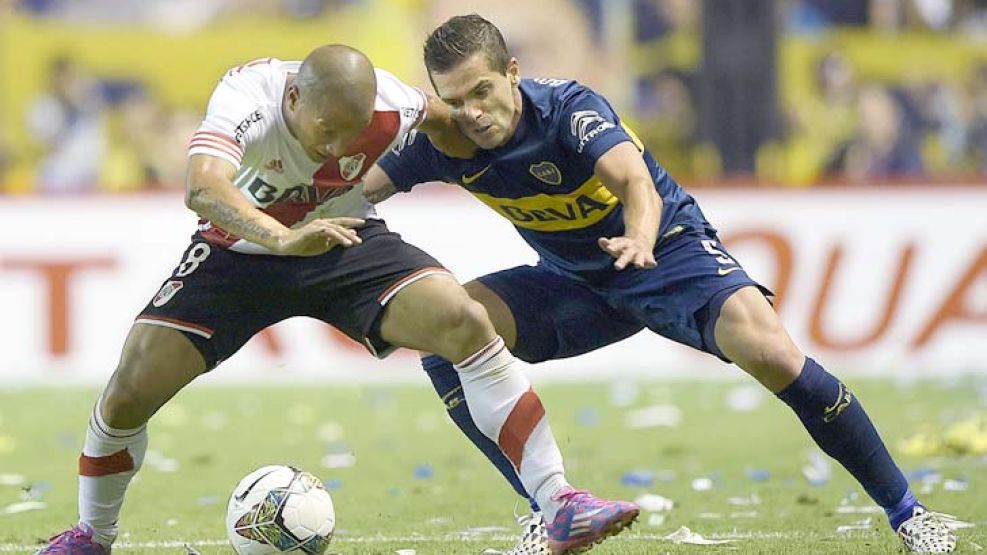 Recalculando. Sánchez y Gago pelean por la pelota: una escena que se multiplicó en toda la noche del jueves. Las lecturas sobre el valor del cero a cero son relativas.