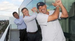 Handicap. Macri ayer con los golfistas “Gato” Romero y “Pato” Cabrera, de campaña en Córdoba.