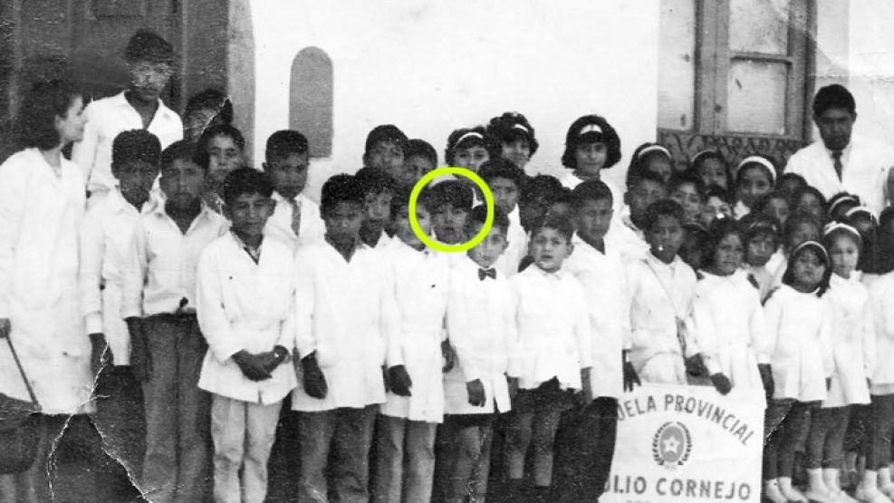 En 1966, con sus compañeros, cuando tenía seis años y aprendió el castellano.