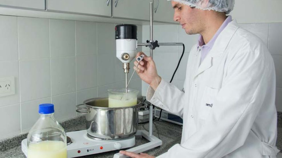 Laboratorio. Se pasteuriza el suero y luego se le agregan diversas bacterias y saborizantes.