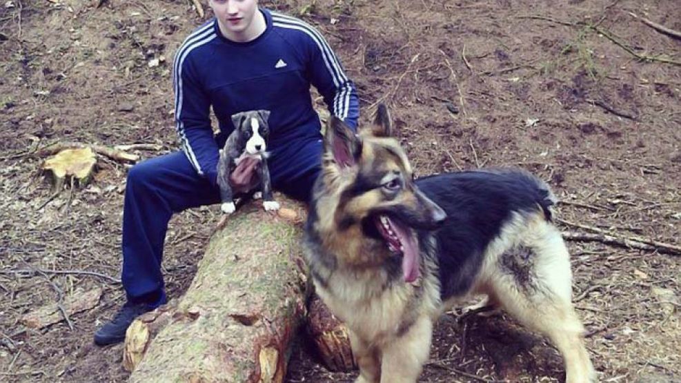 Guy Wallace junto a los dos perros que atacaron al taxista.