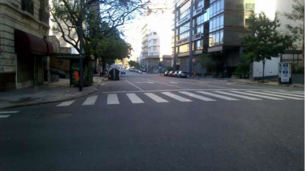 A las 7 de la mañana, los autos particulares y taxis eran los únicos vehículos que circulaban en la Ciudad 