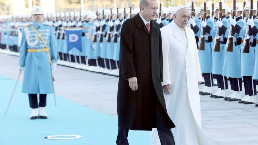 Guardia de honor. Bergoglio fue recibido en Ankara por el presidente turco, Recep Tayyip Erdogan. En todo momento estuvo custodiado por decenas de militares.