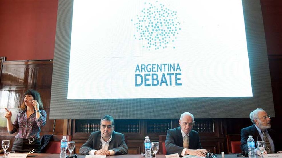 Ideas. María O’Donnell moderó las intervenciones. En la foto, Solari, de la televisión nacional de Chile, Boechat, periodista brasileño y Slutsky, que organiza los debates en EE.UU.