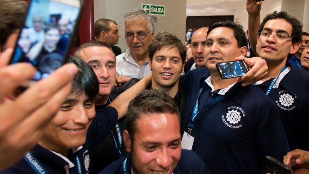 Fans. Kicillof con la UOM joven. ¿Los industriales irán por la selfie?