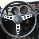 con-una-mano-en-el-volante-y-otra-en-la-palanca-de-cuatro-cambios-se-alcanza-una-velocidad-maxima-teorica-de-220-kmh-segun-el-tacometro-credito-thomas-geiger-dpa-tmn