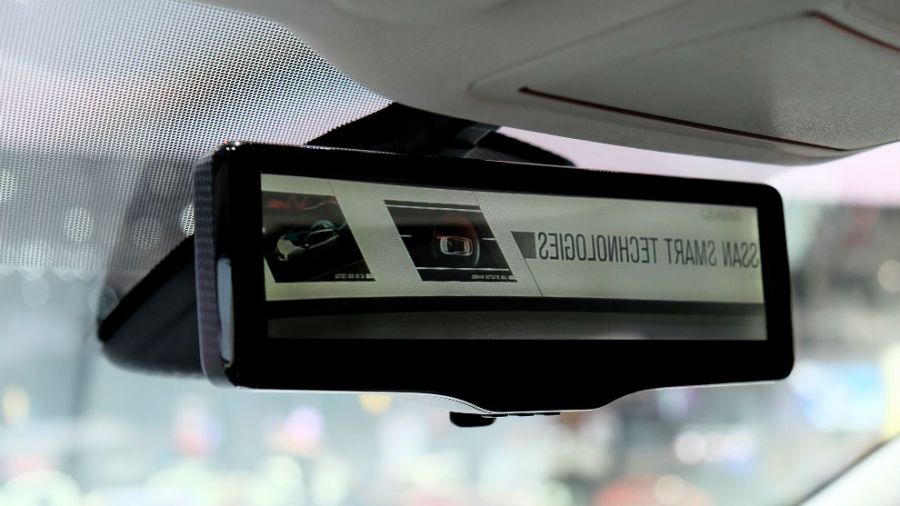 ademas-de-la-imagen-reflejada-tradicional-con-el-smart-mirror-de-nissan-el-conductor-puede-ver-la-de-una-camara-situada-en-la-parte-trasera-credito-nissan-dpa-tmn