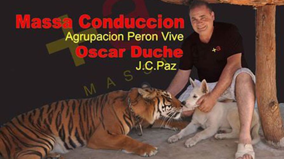 Oscar Duche suele usar tigres para sus campañas políticas.